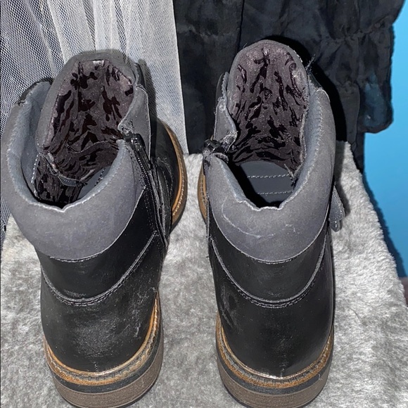 boots - Picture 2 of 5